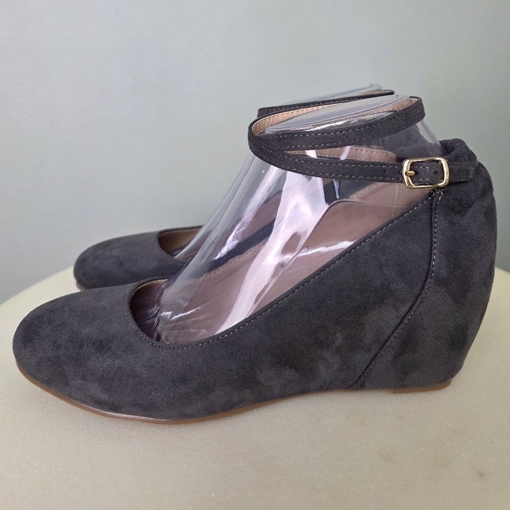 Journee Collection Tibby Grey Faux Suede Ankle Strap Wedges Size 7.5 NEW IN BOX! - Picture 9 of 14